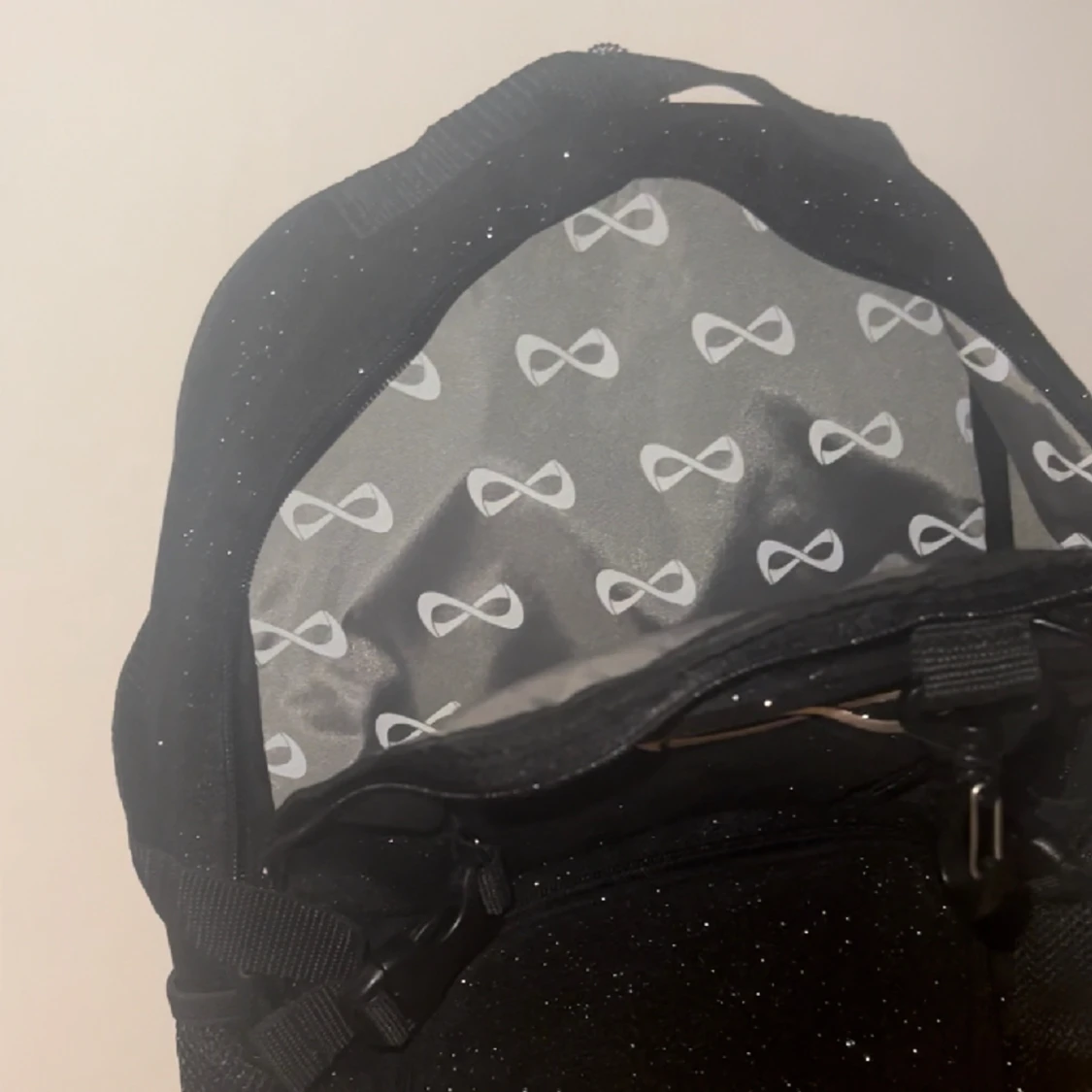 Svart NFINITY VÄSKA med vit logga🙌🏻 - 90