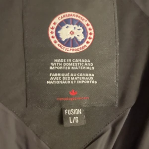 Canada Goose Wyndham Parka  - Har haft den hela vintern.Jackan kommer sluta säljas 2024 därav priset.  Skick: 10/10 Har alla detaljer, för mer bilder skriv till mig. Svarar på frågor.  QR kod funkar STORKEL L men passar M. Äktenhetsbevis finns.