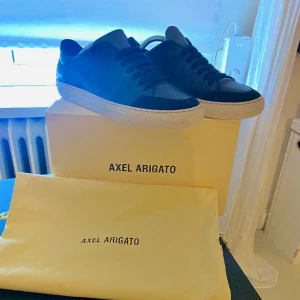 Axel Arigato skor - Säljer nu mina Axel Arigato skor p.g.a att dem har blivit för små. Säljer dem för 699kr plus frakt. Dem har schysst skick och har ett nypris på 2550kr. De ingår också ett par extra snören. Det är bara att höra av sig vid frågor! Pris kan diskuteras!