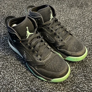 Jordan mars 270 - 🟦 säljer ett par Jordan mars 270 ”green glow” köpta på Footlocker för runt 2500 kr. Skick: 9/10.  Priset är inte hugget i sten. Tveka inte att höra av er för frågor eller fler bilder. Kom gärna med prisförslag! 🟦