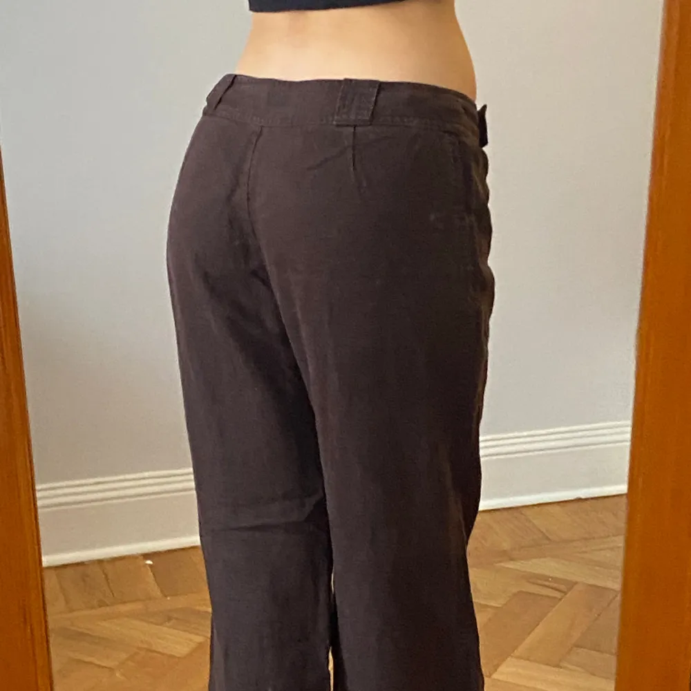 Köpa second hand, bra skick förutom att en av midje knapparna har trillat av. Midjemått 80cm, innerbenslängd 74. skriv för frågor eller fler bilder!. Jeans & Byxor.