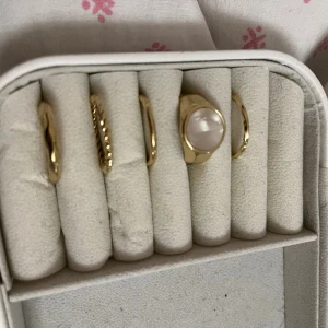 Guld ringar😍 - Dessa guld ringar e sjukt fina från hm! Tyvärr aldrig använda då jag köpte fel storlek.. 20kr/st, alla för 100kr ❤️ Frakt står köparen för! 