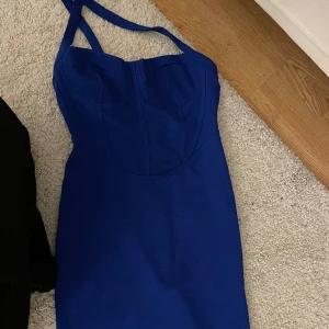 Marinblå klänning med 1 axel - Endast testad 