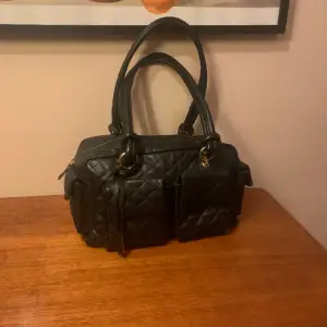 En svart Rizzo handväska i äkta läder. Bra skick ändast andvänd ett par gånger.