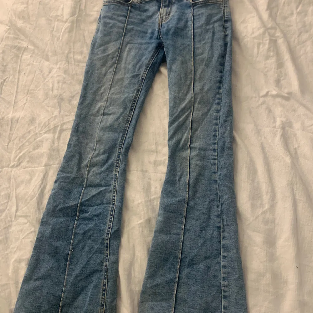 Jeans från Lindex! Med fickor där bak, low waist och boot cut. Köpta för 400kr så säljer för 200kr 😍 . Jeans & Byxor.