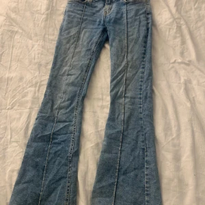 Jeans med fickor där bak!  - Jeans från Lindex! Med fickor där bak, low waist och boot cut. Köpta för 400kr så säljer för 200kr 😍 