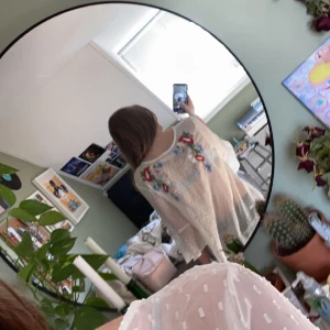 Vitt blus - Vitt blus med blommiga detaljer den har en liten fläck på magen men de e inget man tänker på (blommorna ska vara på framsidan)