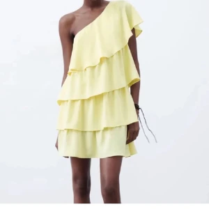 Gul volangklänning Zara - Jättesöt volangklänning från Zara💛