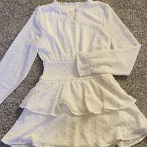 Skolavslutnings klänning! - Den asså gulligaste sommarlovs klänningen EVER. Har använts 1 gång. Passar att använda på skolavslutningen + hela sommaren om man vill. Köpte på Gina Young förra året så finns alltså inte kvar att köpa i butik. Tryck gärna på köp nu💕💕💞