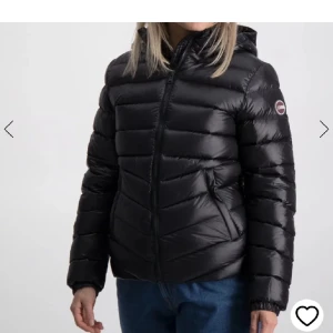 Colmar jacka - Intresekoll på min colmar jacka! Jackan är i fint skick och är köpt i slutet på förra vintern. Säljer då jag tycker att jackan är lite liten på mig som är 165. Skulle säga att den passar Xs-Xxs. Skriv gärna om funderingar kring jackan❤️ (Egna bilder)