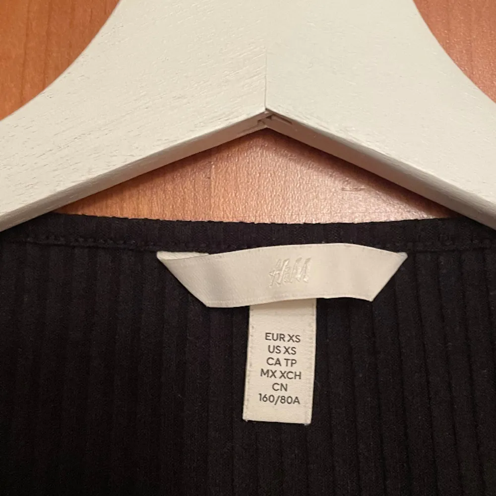 Säljer denna fina svarta ribbade tröjan från HM. Den är tre kvarts ärmad. Tröjan är även använd ett få gånger. Säljer för 80 kr + 69 kr (frakt)💕. Toppar.