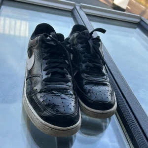 Nike Court Royal 2 - Skorna har inte använts mycket och har tagits hand om väl. Skorna är i bra skick. På bilden glänser skorna lite extra för att jag precis använt skoputsare på de. För ett par helt nya på nätet får man skorna för 750 så jag har valt att sänka med 250kr