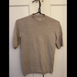 Stickade t-shirt - Jag säljer min stickade tröja ifrån H&M för den inte kommer till användning längre❤️