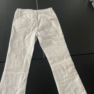 Jeans - Vita jeans med lite bootcut och fransiga nertill. Endast använda 1 gång