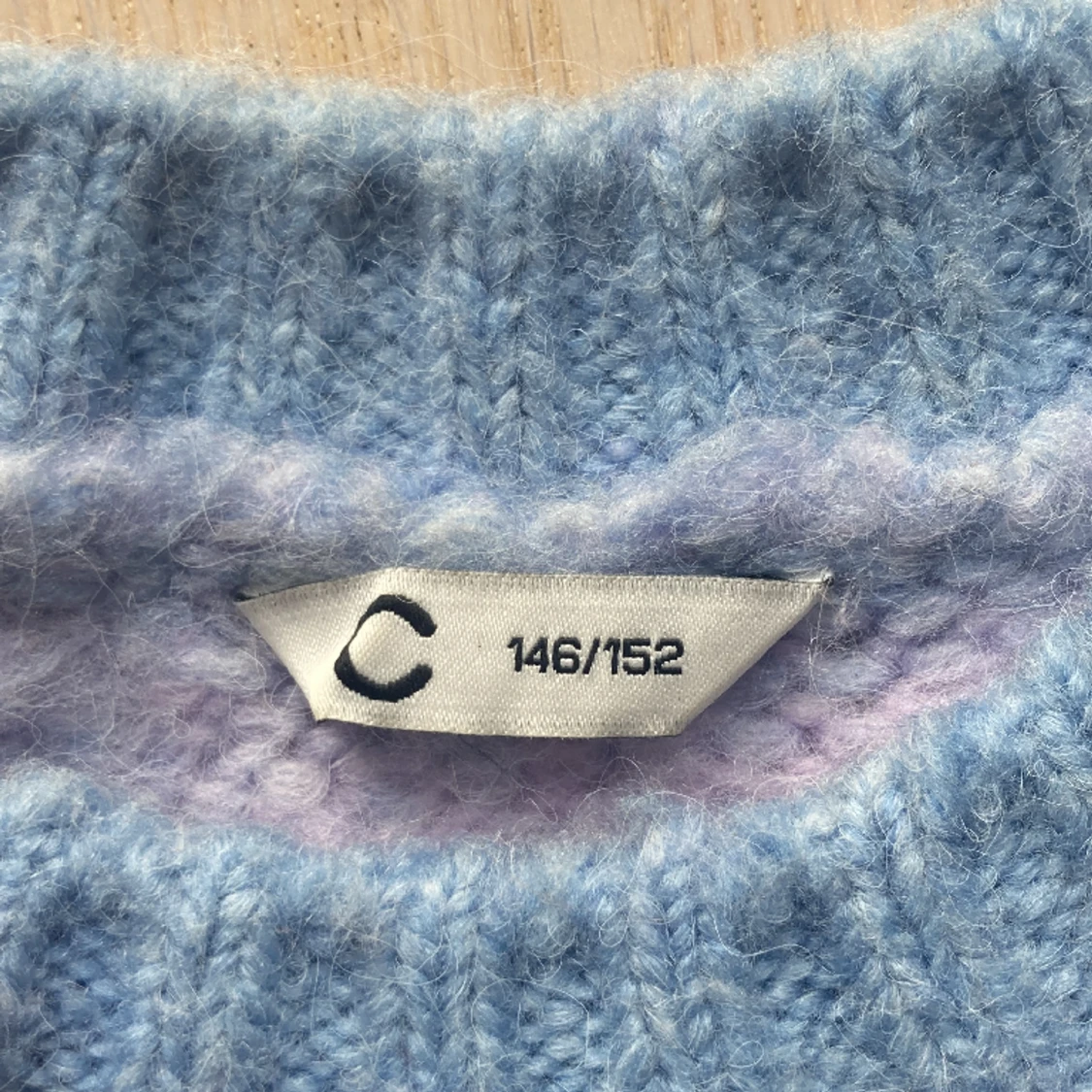 Lila och blå stickad tröja  - 91