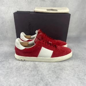 Valentino flycrew skor - Skick 9/10 inga skador ny pris 7420kr storlek 45 kontakta vid frågor postar via PostNord, kan även gå med på byten 