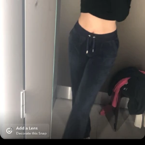 mörkblå juicy byxor - säljer nu mina mörkblå juicy byxor, de är väl använda och har ett litet hål vid fickan vilket går att sy ihop enkelt. Pris kan diskuteras men såklart billigare pris pga hålet. nypris 900kr 