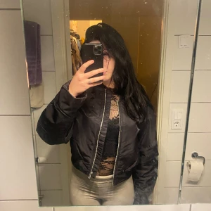 Bomber jacka  - Svart bomberjacka från Gina, aldrig använd prislappen på! Stl S❤️