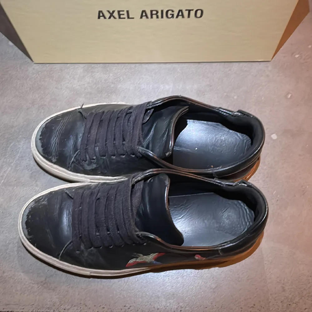 Hej! Säljer nu mina härliga Axel arigato skor! Köpt för nått år sen och köpt i butik! Du får med box, skick 5/10 såklart tvättar jag dom och rengör innan jag skickar! . Skor.