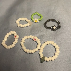 Ringar  - Egengjorda ringar i olika storlekar å mönster 25kr/st.  Följ _uniquebodies_ på instagram och få 10kr rabatt på ditt köp! 