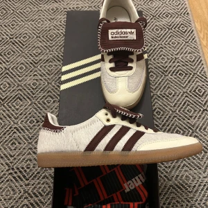 Adidas x Wales Bonner cream white samba - Ett par helt nya sambas köpta från sneakers and stuff, provat dom i butik en gång utöver det är dom oanvända. Kvitto och allt annat ligger i lådan
