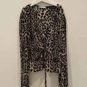 Zara topp - Jättesnygg topp från zara! Storlek L men jag bär i vanliga fall S så skulle säga att det är en smaksak hur man vill att den ska sitta! Det finns även snören som gör att den går att spänna in vilket gör att den passar olika storlekar! Kontakta vid frågor🩷