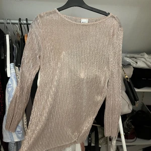 festtopp - skitsnygg festtopp från gina, lite kortare i ärmarna som fint visar smycken. 💖tryck gärna köp nu!💖