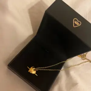 hej! nu säljer jag mitt fina halsband ifrån maria nilsdotter, då jag hellre vill ha silver. Kan även tänka mig att byta om någon annan har ett annat halsband från mn, skriv privat för mer info 💞💞 den är i helt nytt skick, inga defekter. org pris=3500