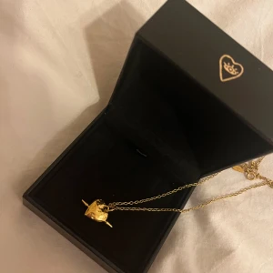säljer! - hej! nu säljer jag mitt fina halsband ifrån maria nilsdotter. skriv privat för mer info 💞💞 den är i helt nytt skick, inga defekter. org pris=3500