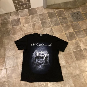 Skön bandtshirt  - Skönt typ, är 170 å den passar mig i längden. Inget slitage Skriv om ni undrar nåt eller vid intresse 😜🥱🤑