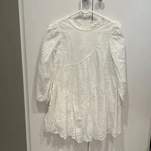 söt klänning - En jätte fin klänning som passar perfekt till en skolavslutning eller bara en sommar dag. Den är andvänd en gång.