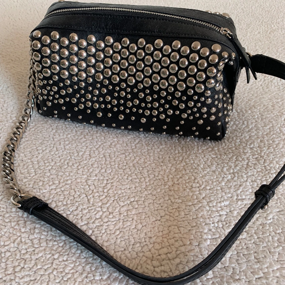 ZARA axelremsväska med nitar - 90