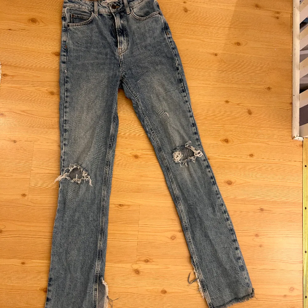 Jeans från från ZARA med låg/medel midja. Använda ett fåtals gånger. Säljer pga av för liten i storlek. . Jeans & Byxor.