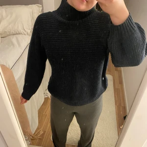 Stickad tröja - säljer den här superfina mörkblå tröjan från monki. Använd väldigt få gånger då den inte riktigt är min stil. Kragen är ganska hög men ändå inte polo, så typ halvpolo. Skriv vid funderingar eller intresse!!❤️❤️