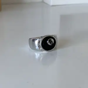 Så snygg 8 ball ring. Tyvärr för stor för mig. Den är 19mm i diameter, tror det motsvarar storlek 9. I nyskick🌟