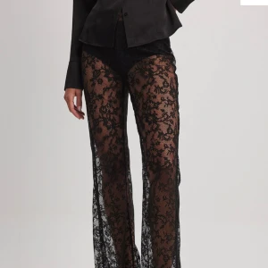 NAKD SPETSBYXOR - Säljer dessa spetsbyxor ifrån NAKD!! OBS jag har cykelbyxor under, byxorna är helt genomskinliga!! Storlek 38/M!! Sitter bra i längden på mig som är 172!❤️❤️❤️❤️endast använda 1 gång!