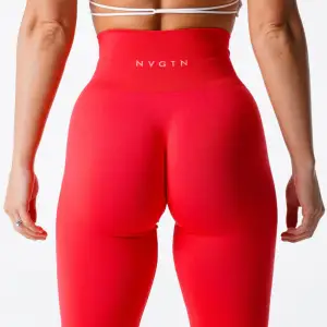 Solid seamless tights från NVGTN, strl S. Något mörkare färg på knäna (se bild). Röd/rosa i färg. 