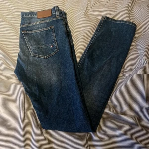 Tommy Hilfiger Jeans - Tommy Hilfiger jeans i storlek W31 L34 i färg blå.