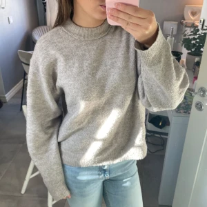 Stickad tröja - Jättefin stickad tröja från H&M i bra skick men lite nopprig💗