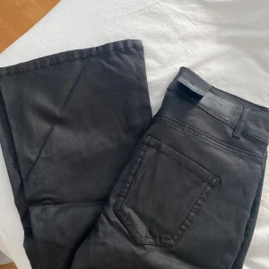 skinnbyxor - Supersnygga skinnbyxor bootcut från VERO moda I storlek XS. Helt oanvända med lapparna kvar. Köpta för 450kr säljer mina för 150:-