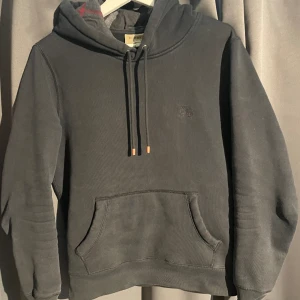 Burberry hoodie - Fin burberry hoodie i mycket bra skick. Sparsamt använd👌 köpt på burberry i Venedig under sommaren 2022. Påse och tags finns! Kan även tänka mig att byta mot en saint laurent hoodie. Hör av er för mer!🙂