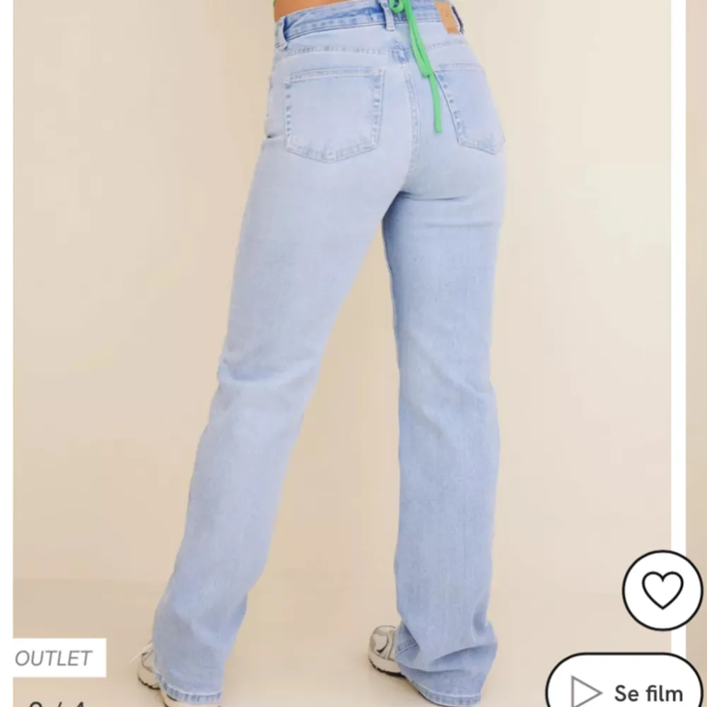 Säljer mina jeans som inte kommer till användning längre. Jeansen är använda några gånger bara. Från Nelly, märke ”Pieces”. Slutsåld på nätet.  Storlek: W27, L 32. Nypris 599kr. Jag säljer dem för 250 + frakt 🩷 Skriv för fler bilder🌸. Jeans & Byxor.