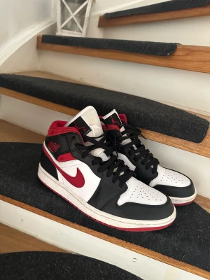 Jordan 1 mid - Jag säljer mina jordans som har använts fåtal gånger. De har inga skador och är i väldigt bra skick. Samt ingår det crease skydd, för frågor och funderingar hör av er gärna! Pris kan diskuteras.