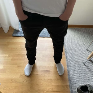 Hel svart slim fit jeans från Jack & jones - Dem sitter som en småck, riktigt års passform. Ny pris 799kr. Han på bilden är 180cm ca. Skriv för funderingar!