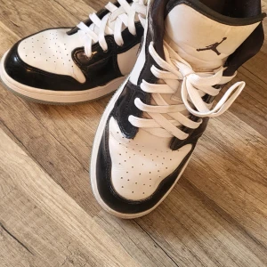 Nike Jordan  - Strl 40 ( junior) passar vuxen med strl 38 