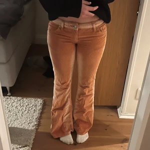Bootcut jeans  - Säljer dessa jätte coola orangea lågmidjade bootcut jeansen, i jättefint skick. Som dessutom är slutsålda överallt🐆🐆 Skriv gärna innan du använder köp nu! (säljer även dessa i en större storlek, strl 28/32) 