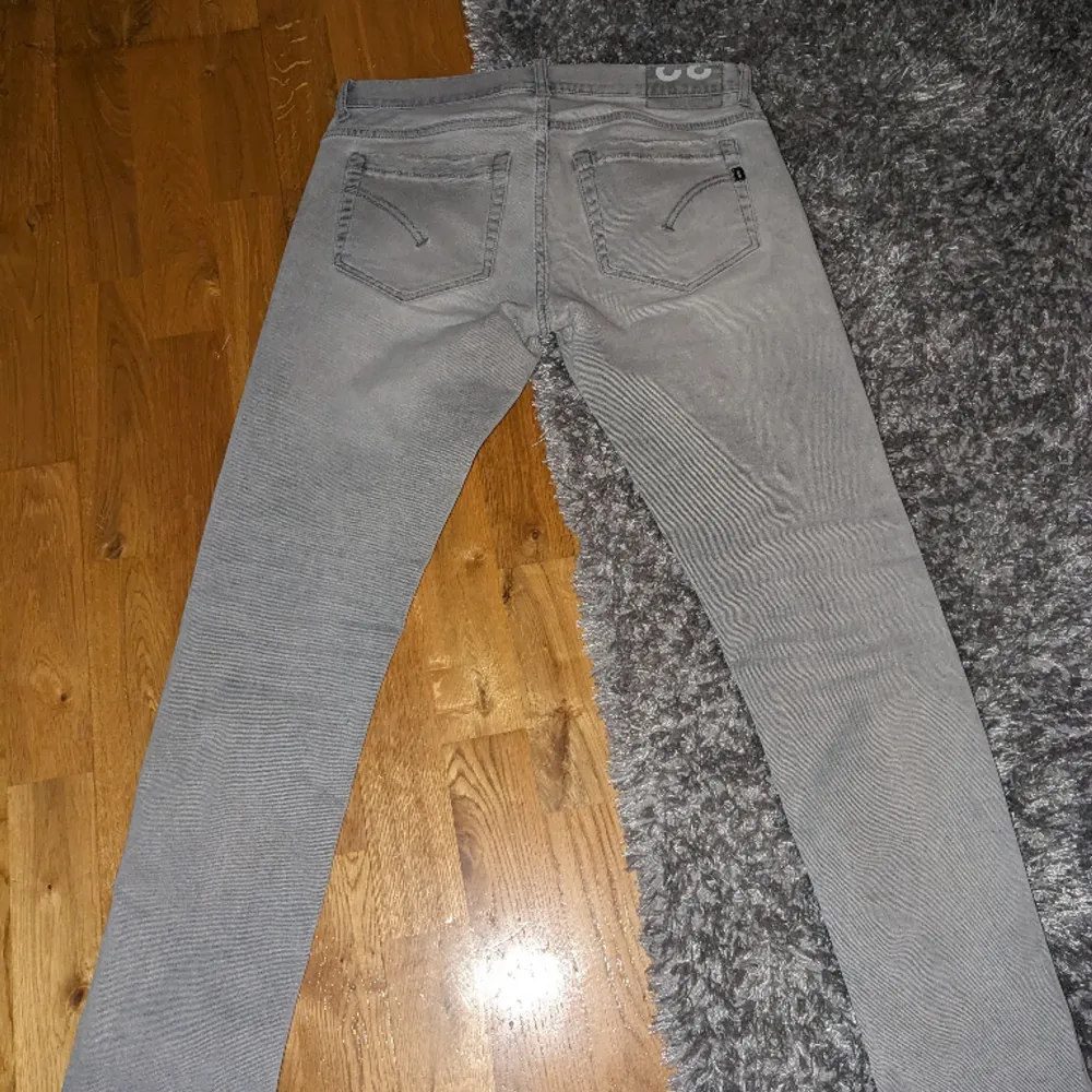 Säljer ett par gråa dondup jeans dem är i fint skick, dem är i storlek 32/30 men sitter som 30/32. Jeans & Byxor.