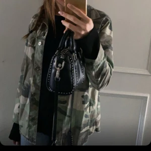Camo jeansjacka - Camo jeansjacka från zara.  Bra skick. Passar mig som är 160.  Skriv för fler bilder.❣️