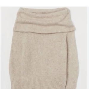 Stickad off shoulder tröja  - Beige stickad tröja ifrån hm, använd ett fåtal gånger och i bra skick. Storlek Xs men passar de flesta mellan xs- m💗 pris kan diskuteras 