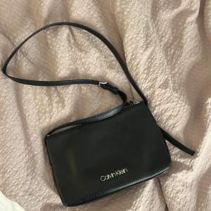 Calvin Klein handväska, använd men ok skick:)